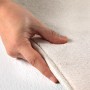 Detailaufnahme: Hand berührt cremefarbenen Ayyildiz Kurzflorteppich Sky 5400 (160x230 cm).