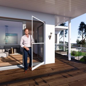 Geöffnete, weiße Windhager Insektenschutztür 100x210 cm mit Mann auf Terrasse. Insektenschutz für Balkon- und Terrassentüren.