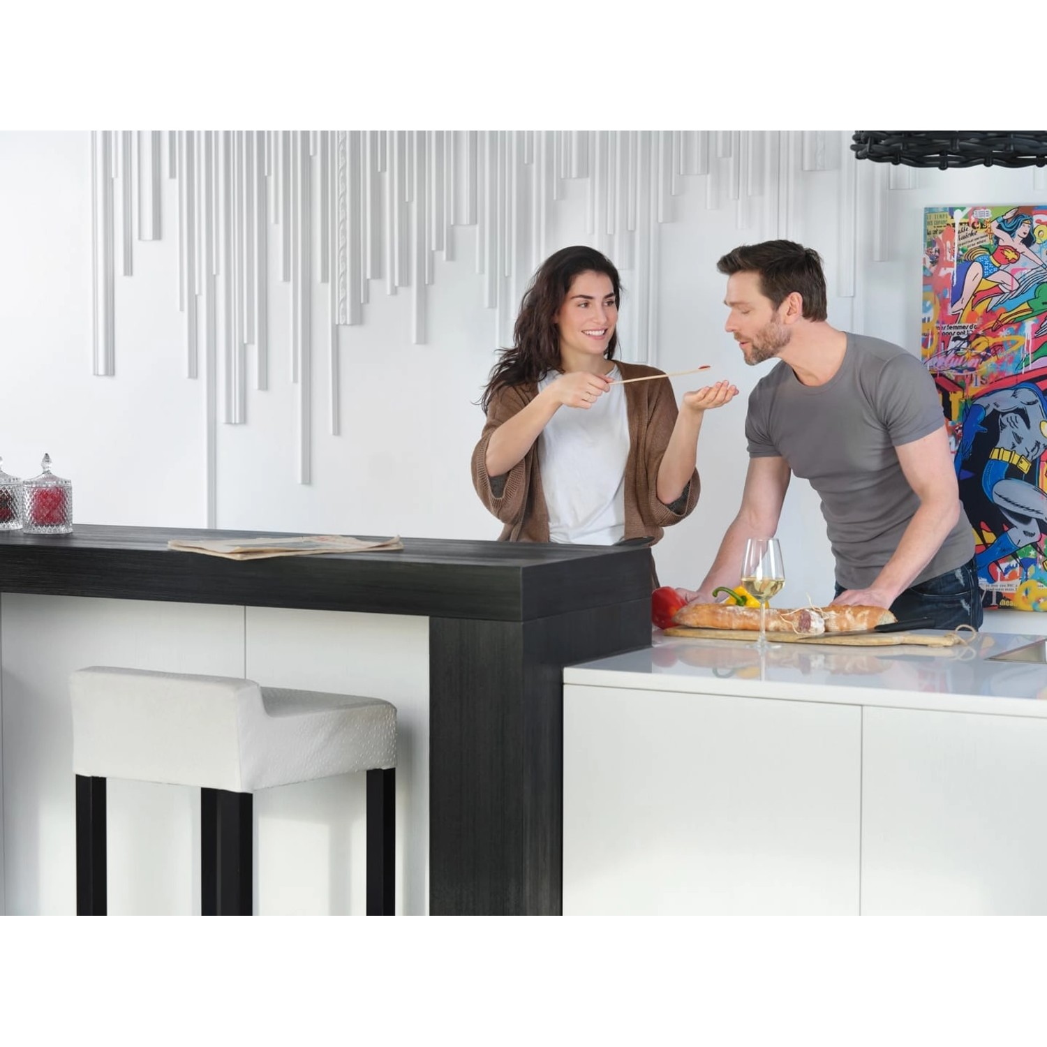 Moderne Küche mit NOEL & MARQUET Wandleisten SP1-Box als Dekoelement.