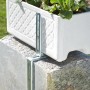 Alba Blumenkastenhalter H-Form aus Metall an Mauer mit Blumenkasten.