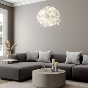 Weiße Lindby Pendelleuchte Maple mit Blätterdesign für Kinderzimmer oder Wohnzimmer.