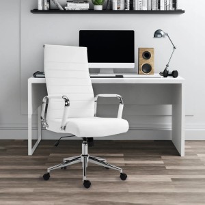 Weißer Svita Office Comfort Bürostuhl mit hoher Rückenlehne und Kunstlederbezug vor weißem Schreibtisch.