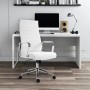Weißer Svita Office Comfort Bürostuhl mit hoher Rückenlehne und Kunstlederbezug vor weißem Schreibtisch.