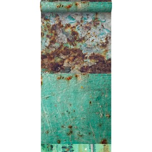 Vliestapete Patchwork mit rostigen, verwitterten Metallplatten in Meeresgrün und Braun für industriellen Look.