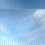 Detailaufnahme: Transparente Hohlkammerplatten der Home Deluxe Terrassenüberdachung Solis vor blauem Himmel.