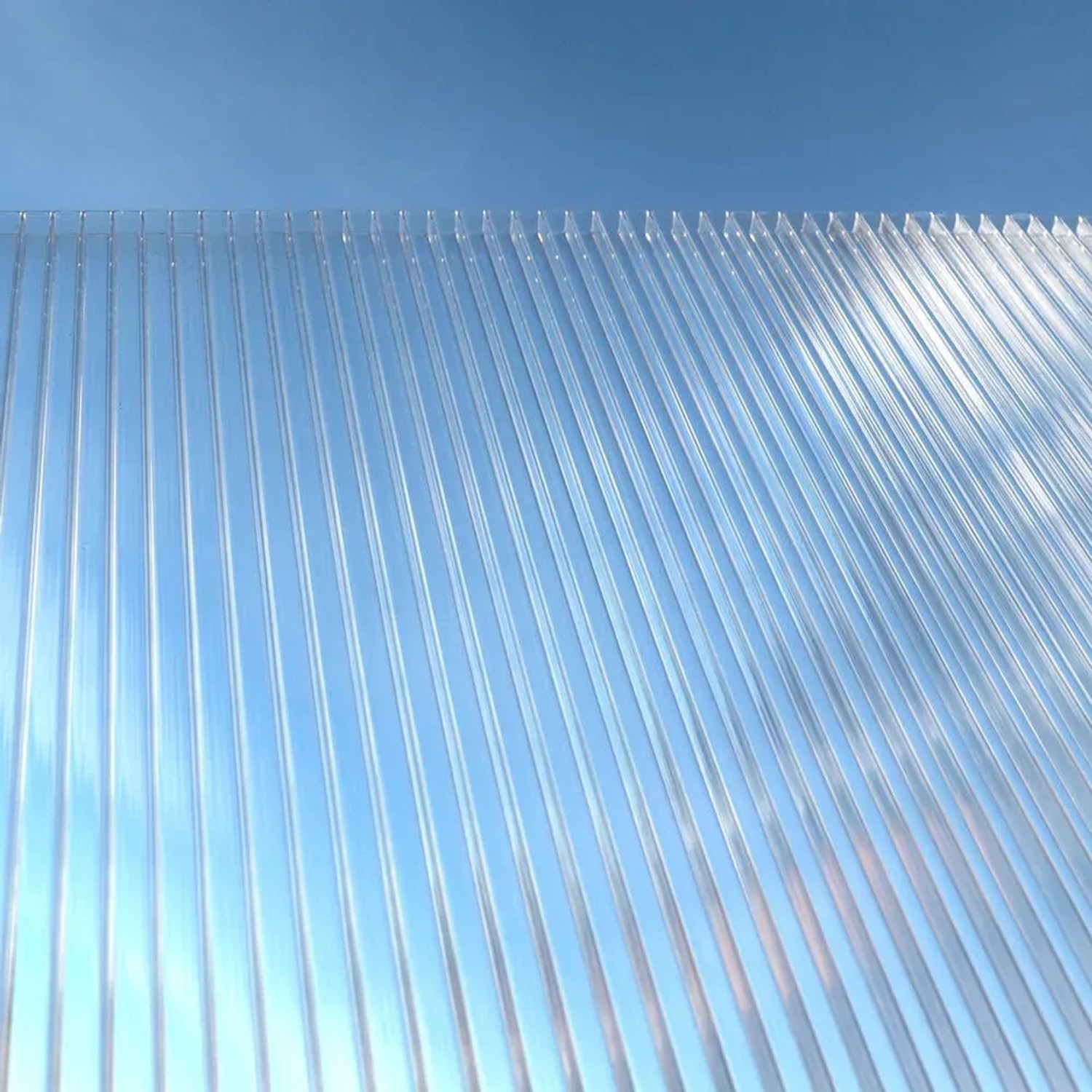 Detailaufnahme: Transparente Hohlkammerplatten der Home Deluxe Terrassenüberdachung Solis vor blauem Himmel.