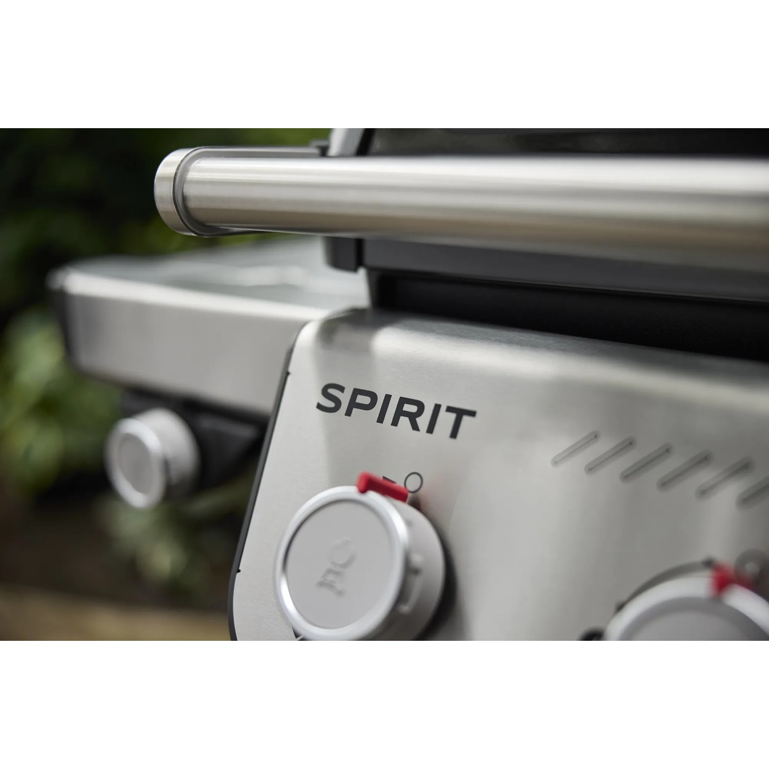 Detailaufnahme: Weber Spirit EP-435 GBS Gasgrill mit Bedienelementen und "Spirit" Schriftzug.