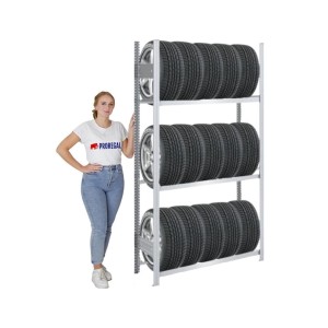 PROREGAL Reifenregal mit 3 Ebenen, verzinkt, für bis zu 15 Reifen. Frau steht daneben.