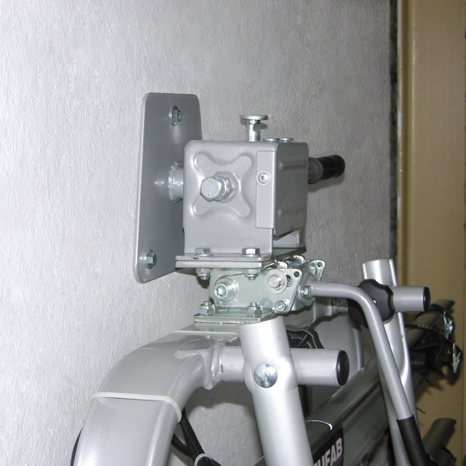 Eufab Wandhalterung für Fahrradträger zur platzsparenden Aufbewahrung an der Wand.