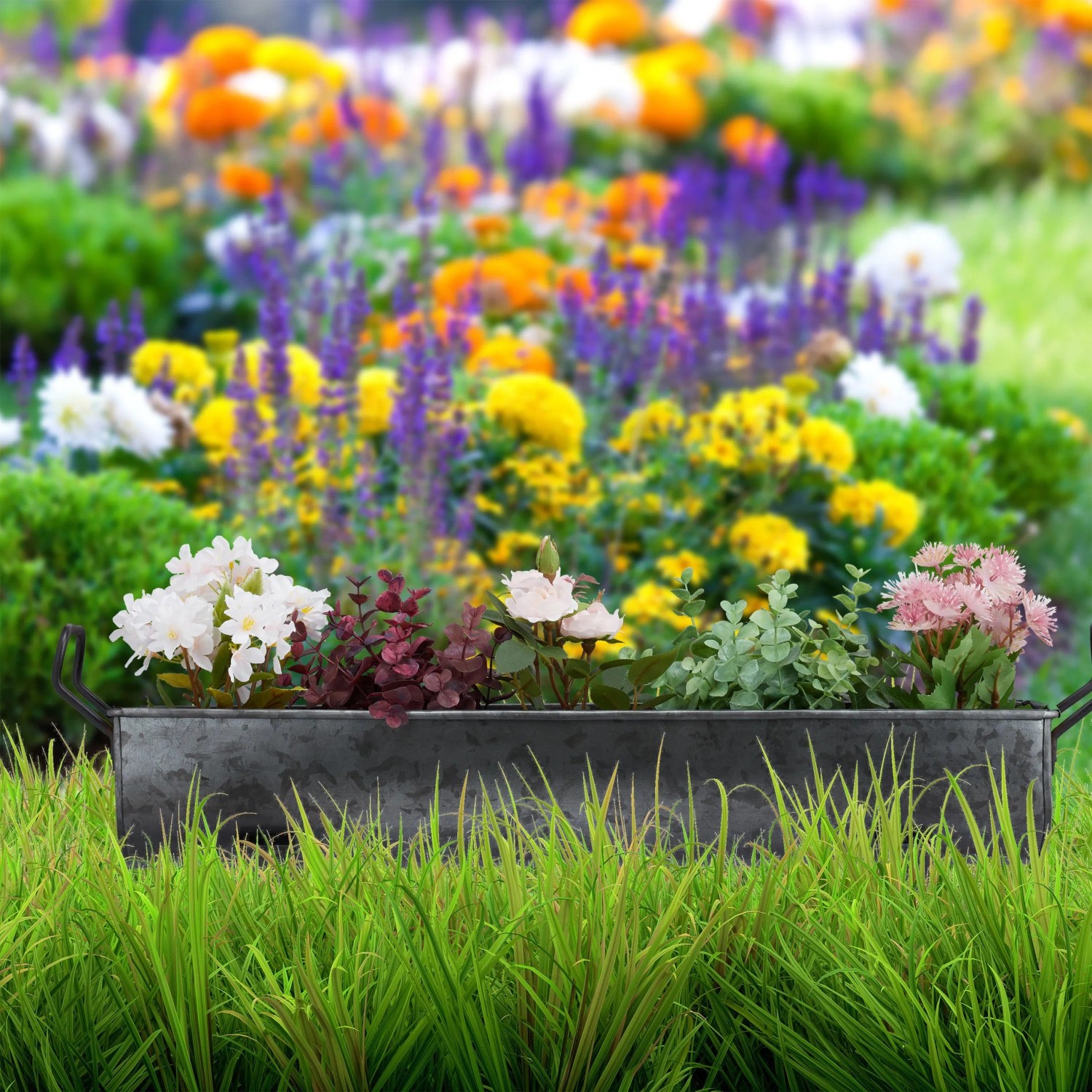 Grauer Blumenkasten aus Eisen im Dachrinnen-Stil mit Pflanzen im Gras. Rustikales Pflanzgefäß für Garten & Balkon.