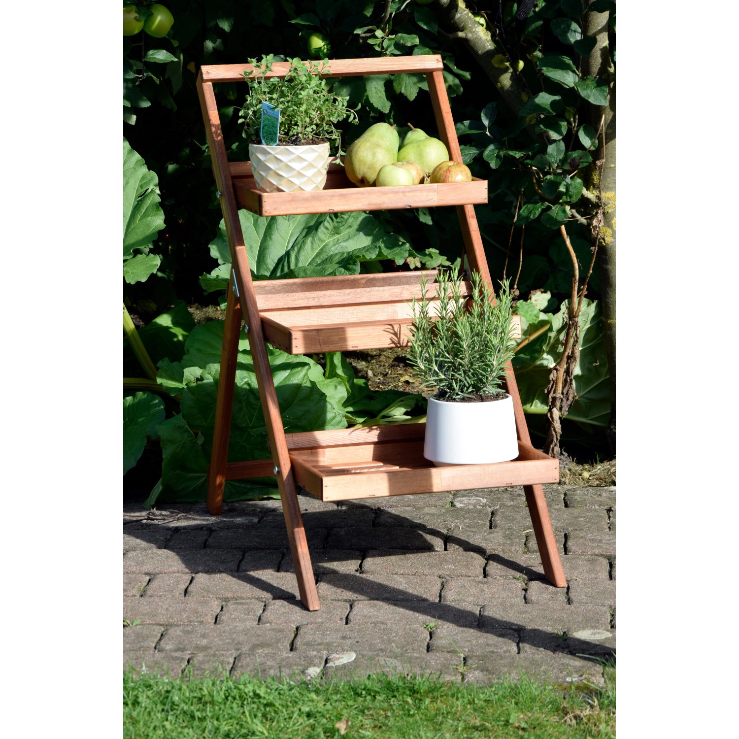 Klappbare, braune Dobar Blumentreppe aus FSC®-Holz mit drei Ebenen für Garten oder Balkon.