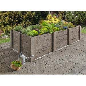 Gartenschwelle Antik in Holzoptik (90 cm) als Hochbeet mit Bepflanzung und Bewässerung auf Gehwegplatten.