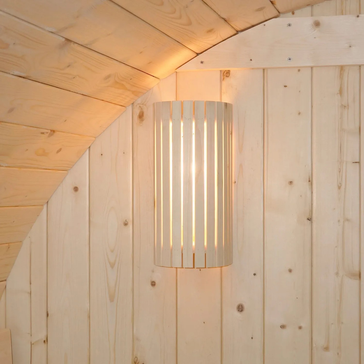 Innenansicht der Home Deluxe Fasssauna Lahti Deluxe XL mit Holzlampe.