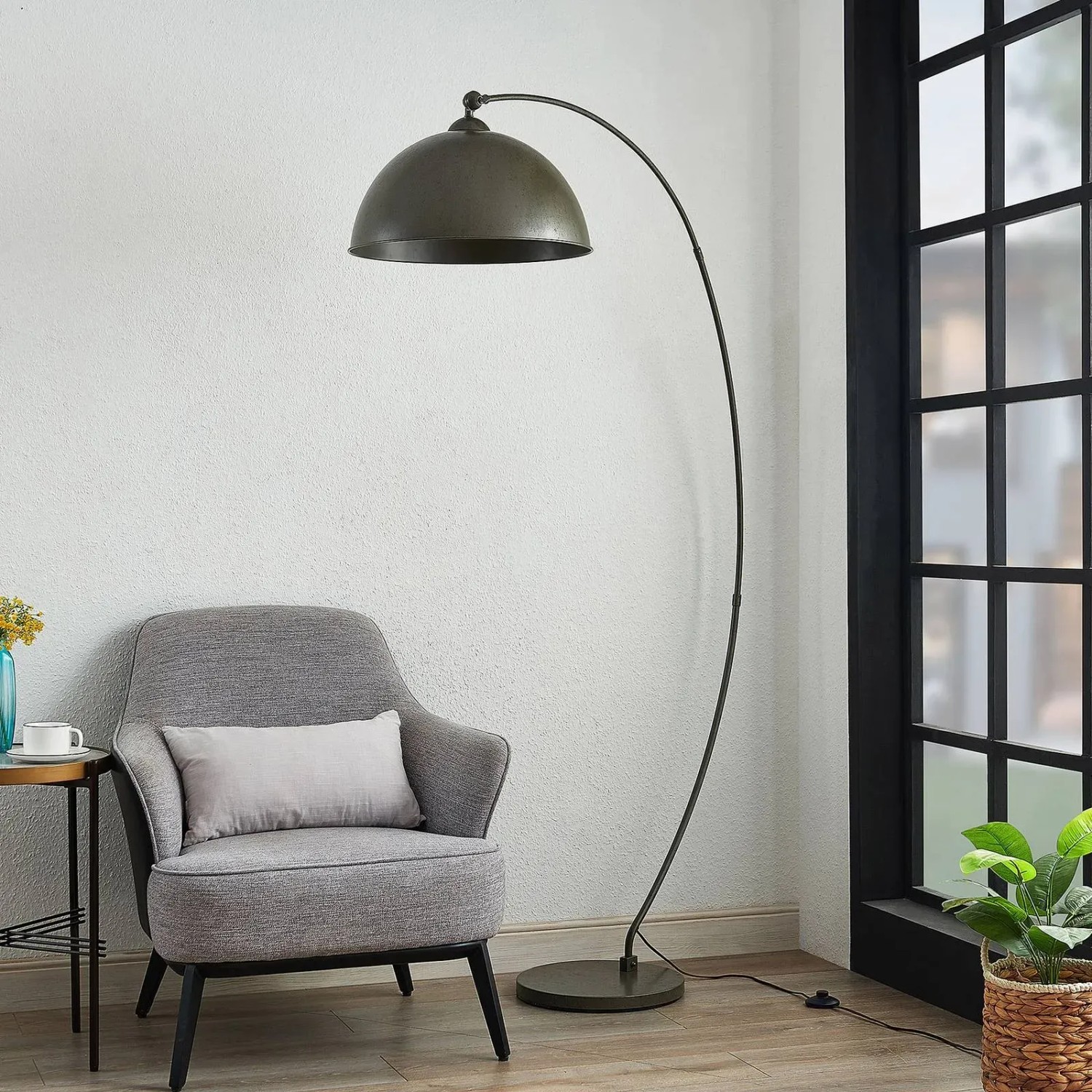 Lindby Bogenleuchte Jonera, Alu, 185cm hoch. Stehlampe für Wohnzimmer & Junges Wohnen.