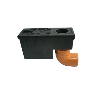 Schwarzer Marley Regensinkkasten RSK 2000 mit orangenem Ablaufrohr.