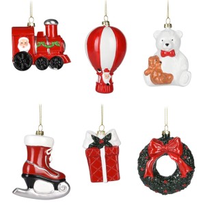 Hängedeko Weihnachtsfiguren, 6-fach sortiert: Lokomotive, Ballon, Bär, Schlittschuh, Geschenk, Kranz.
