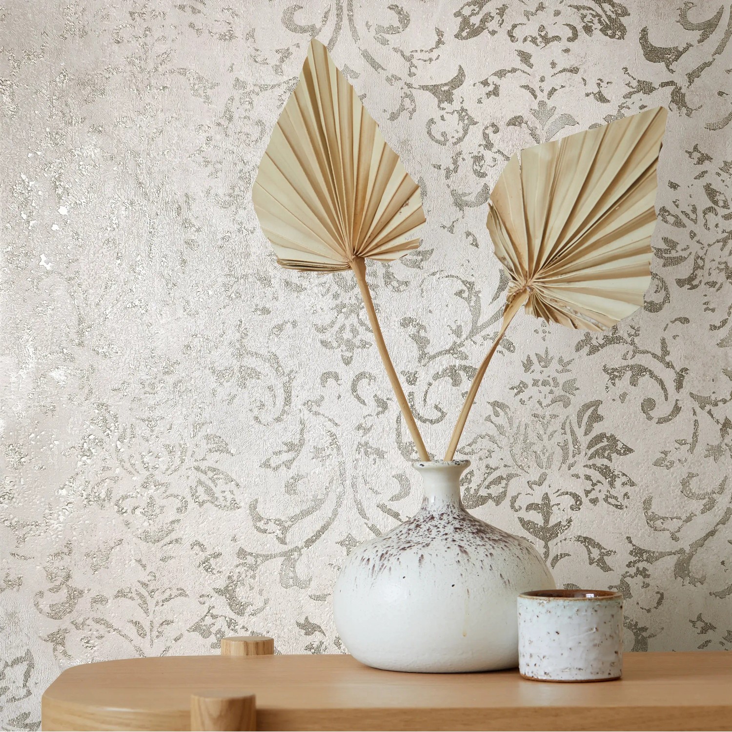 Beige Marburg Vliestapete in Betonoptik mit floralem Muster. Dekorative Tapete für Wohnräume.