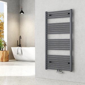 Anthrazitfarbener Emke Badheizkörper/Handtuchwärmer (120x60cm) im modernen Badezimmer.