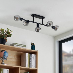 Schwarze Lindby Deckenlampe Biscala im Retro-Stil mit 5 rauchfarbenen Glaskugeln.
