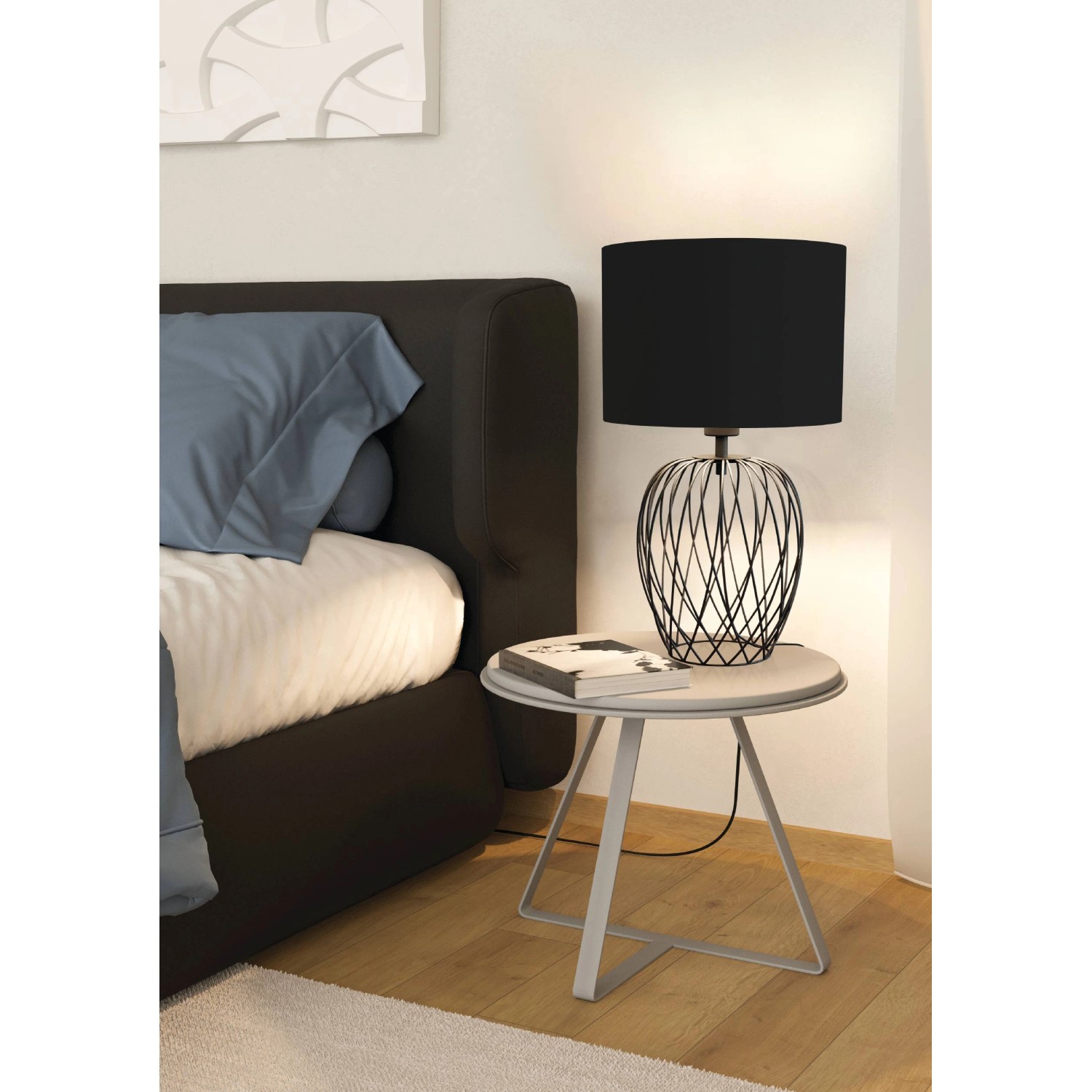 Schwarze Eglo Tischleuchte Nimlet mit Textilschirm auf Nachttisch.