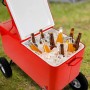 Roter Axi Bollerwagen Kühlbox (76 l) mit Eis und Getränkeflaschen.