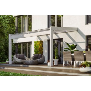 Weiße Skan Holz Terrassenüberdachung Novara 450x309 cm mit klarer Dacheindeckung und Terrassenmöbeln.