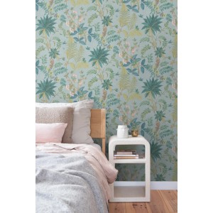 Dekorative Vliestapete mit tropischen Blättern in Blau, Grün, Gelb. Botanisches Muster für Schlafzimmer.