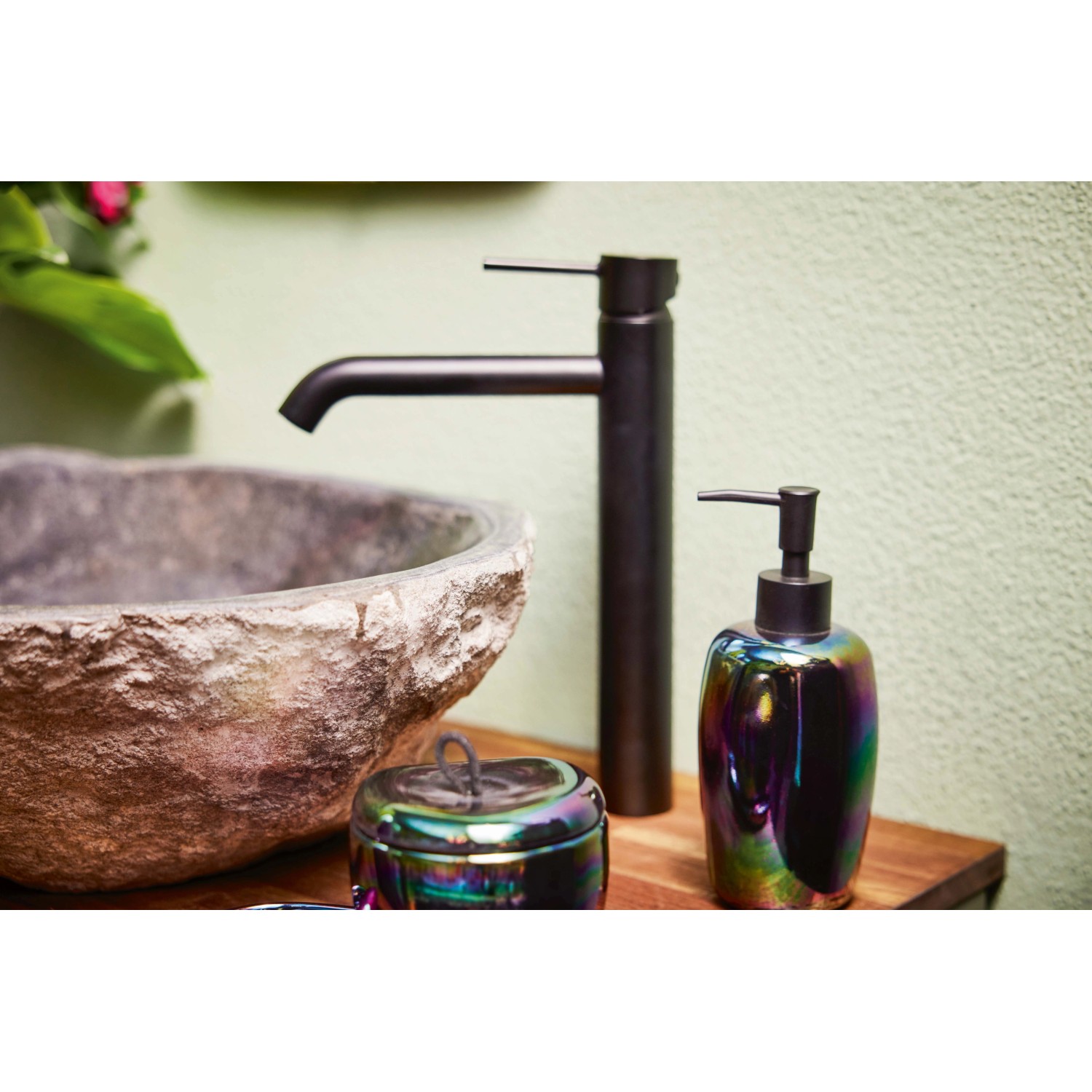 baliv Dark Wonder Kosmetikdose mit Flip-Flop-Effekt im Badezimmer.