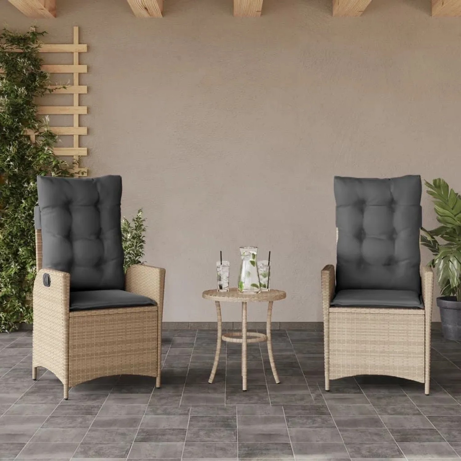 Zwei beige Poly Rattan Gartensessel mit grauen Kissen auf einer Terrasse. Verstellbare Outdoor-Stühle für den Garten.