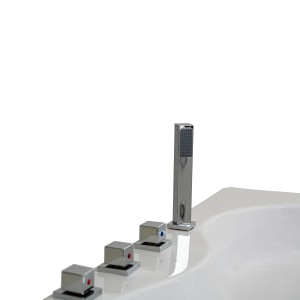Detailansicht der runden Basera® Gomera Whirlpool-Badewanne mit Armaturen in Chrom.