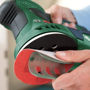 Bosch PEX 300 AE Exzenterschleifer beim Schleifpapierwechsel mit Paper Assistant.