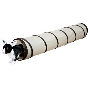 Trixie Spieltunnel für Kaninchen, ø 19 cm x 117 cm, mit Kaninchen im Tunnel.