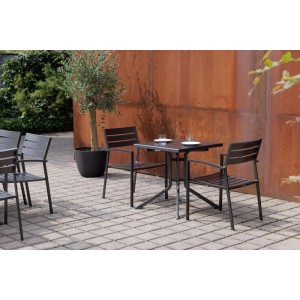 Kettler Klapptisch Boulevard, 70x70 cm, anthrazit, mit passenden Stühlen auf einer Terrasse.