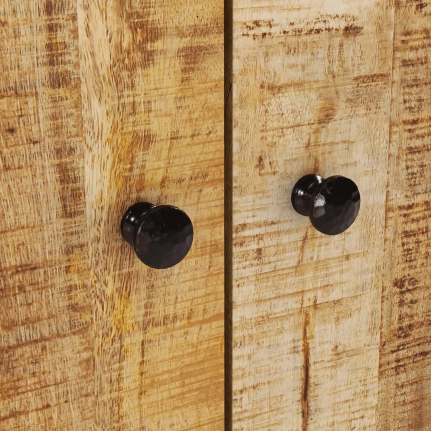 Detailansicht: Waschbeckenunterschrank aus Mango Massivholz mit schwarzen Griffen.