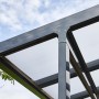 Detailansicht der anthrazitfarbenen Gutta Terrassenüberdachung mit Polycarbonatplatten.