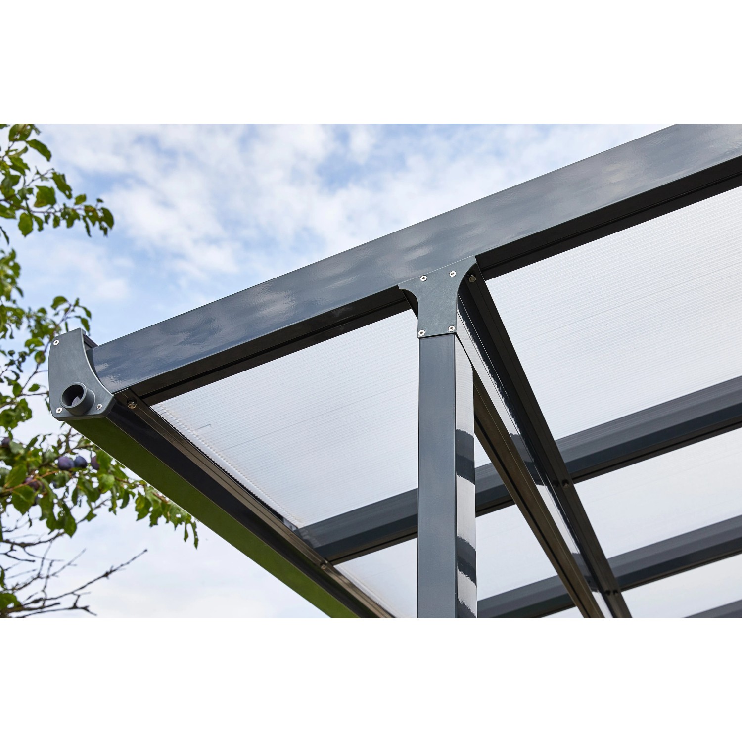 Detailansicht der anthrazitfarbenen Gutta Terrassenüberdachung mit Polycarbonatplatten.
