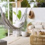 Graue Beliani Hängematte (150x290x1) mit Kissen auf Terrasse. Ideal zum Entspannen im Garten.
