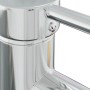 Glänzender Chrom-Wasserhahn für Einbauwaschbecken. Detailaufnahme des Hebels mit Warm- und Kaltwasser-Markierung.