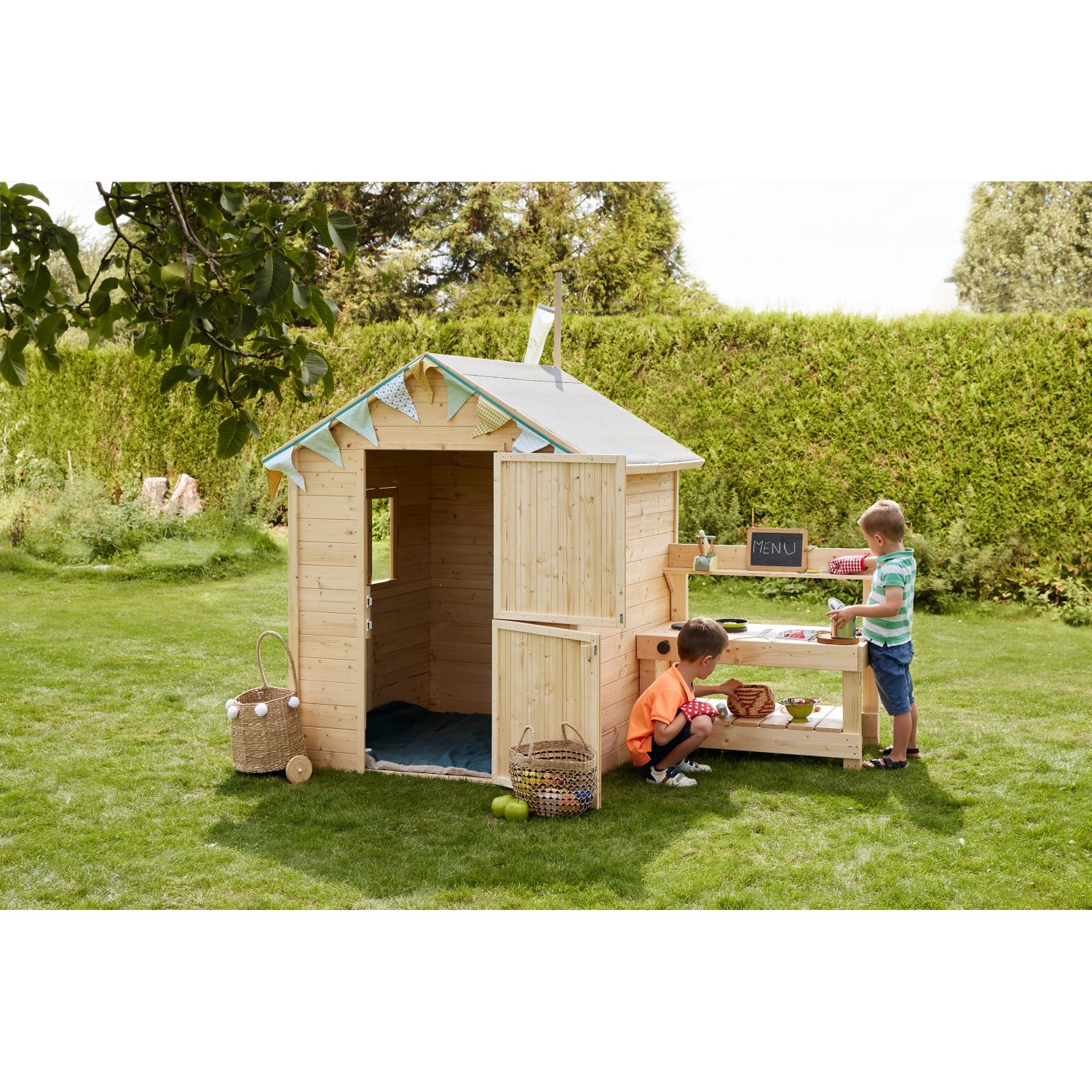 Soulet Kinderspielhaus Jasmine mit Küche und zwei spielenden Kindern im Garten.