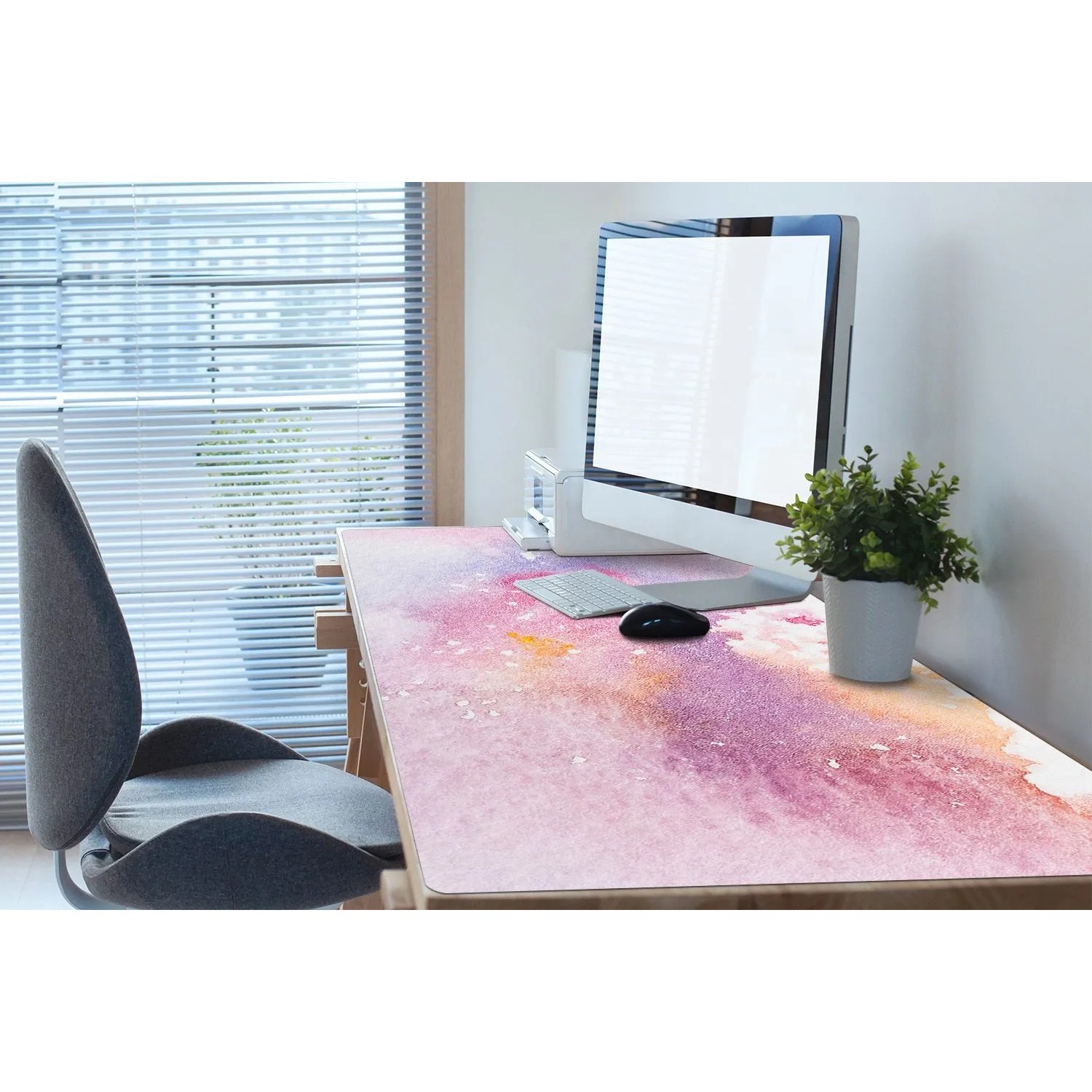 Rosa Tulup Schreibtischunterlage mit abstraktem Fleckenmuster auf Schreibtisch. Schützt Arbeitsplatz, Bürobedarf.