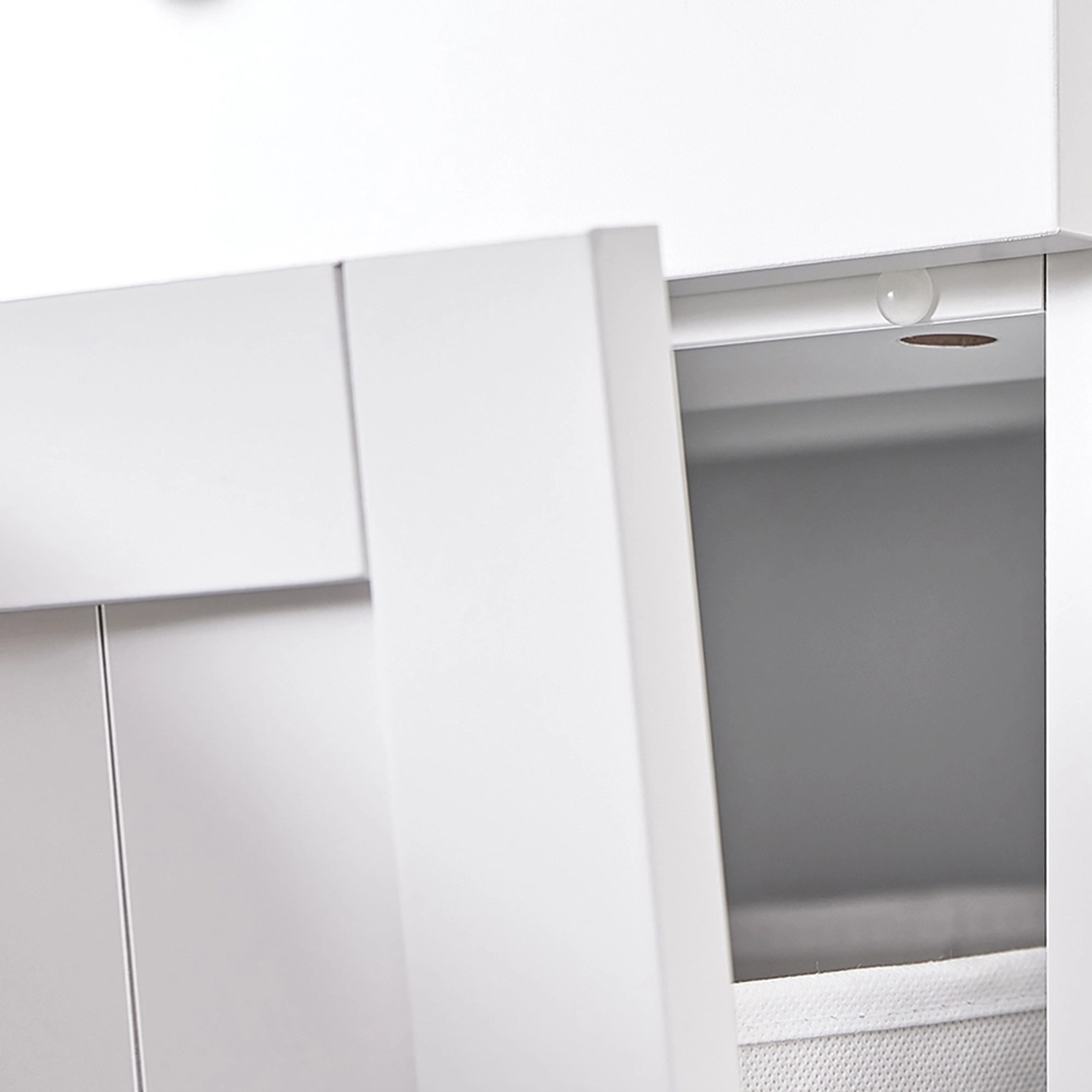 Detailaufnahme: Weißer SoBuy Badschrank mit Wäschesack, Teil der Badaccessoires. Praktische Badmöbel.