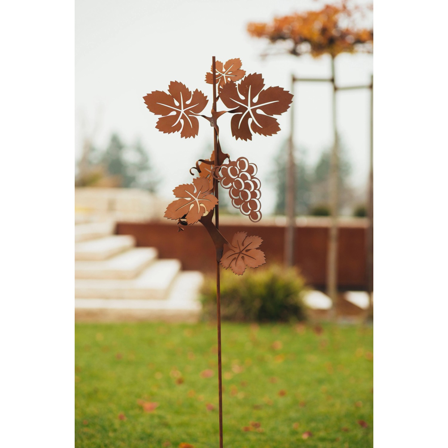 Ferrum Art Design Gartenstecker Vinea, 148 cm, Edelrost-Optik, Weinreben-Motiv.