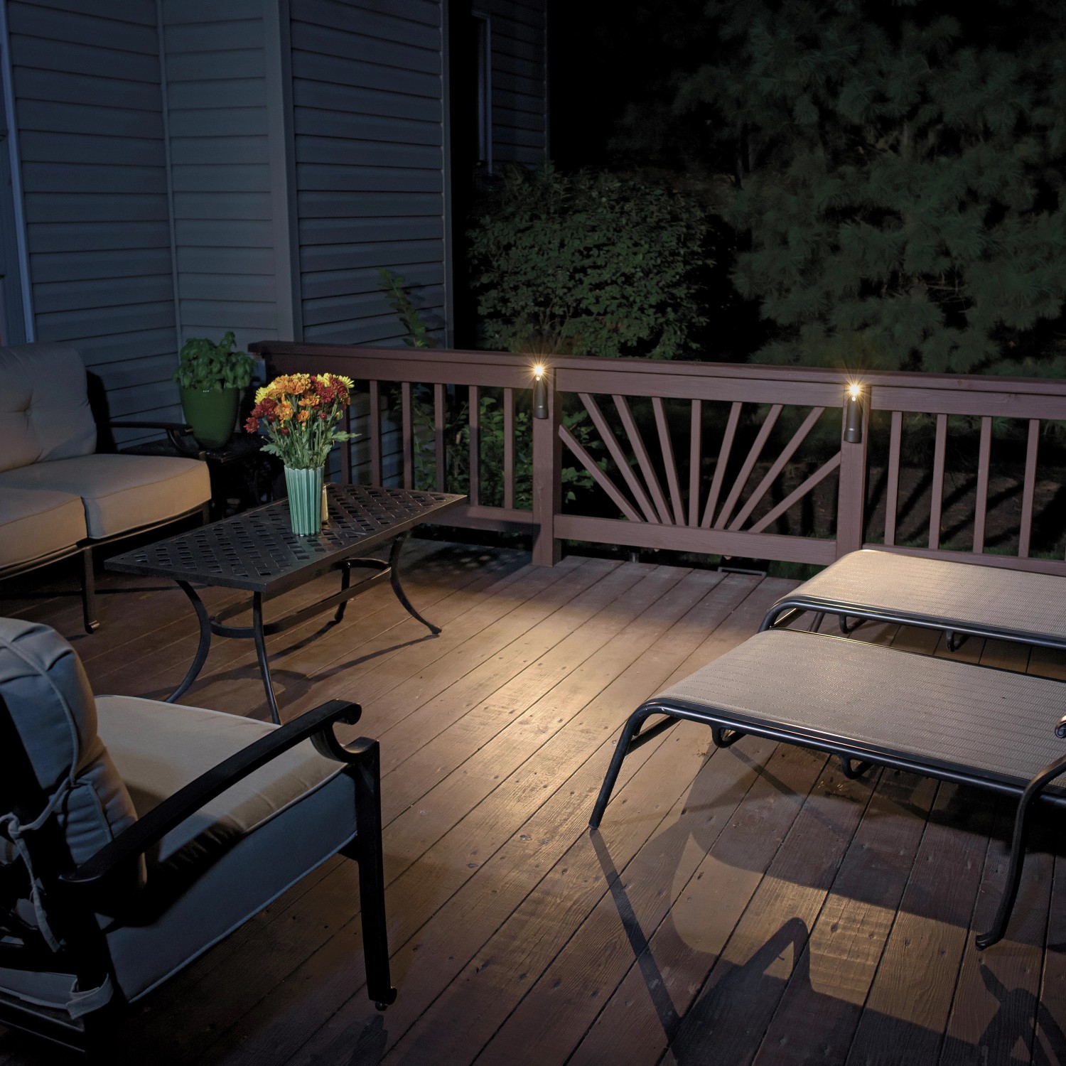 Szene mit Mr. Beams LED-Wegeleuchten (2er-Pack) auf einer Terrasse, die den Boden beleuchten.