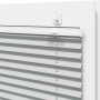 Hellgraues Plissee am Fenster mit Klemmhalterung. Polyester-Faltrollo für Sicht- und Sonnenschutz.