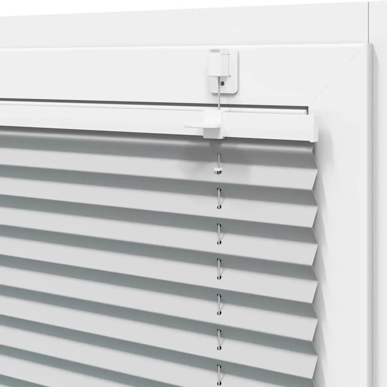 Hellgraues Plissee am Fenster mit Klemmhalterung. Polyester-Faltrollo für Sicht- und Sonnenschutz.
