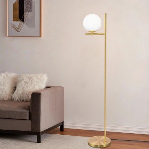 Goldene Stehlampe mit weißem Glaskugel-Schirm und Metallgestell. Modernes Vintage-Design für Innenleuchten.