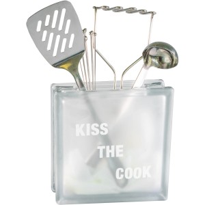Weißer Dekoglasstein mit Küchenutensilien und Aufschrift "Kiss the Cook".