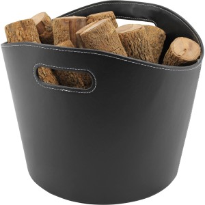 Schwarzer Kaminholzkorb aus Leder mit Holzscheiten und Tragegriffen.