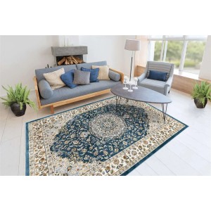 Blauer, orientalischer Kurzflor Teppich (80x150 cm) im Wohnzimmer.
