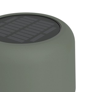 Detailaufnahme der grünen EGLO ROCCANOVA-L Solar Stehleuchte mit Solarpanel.